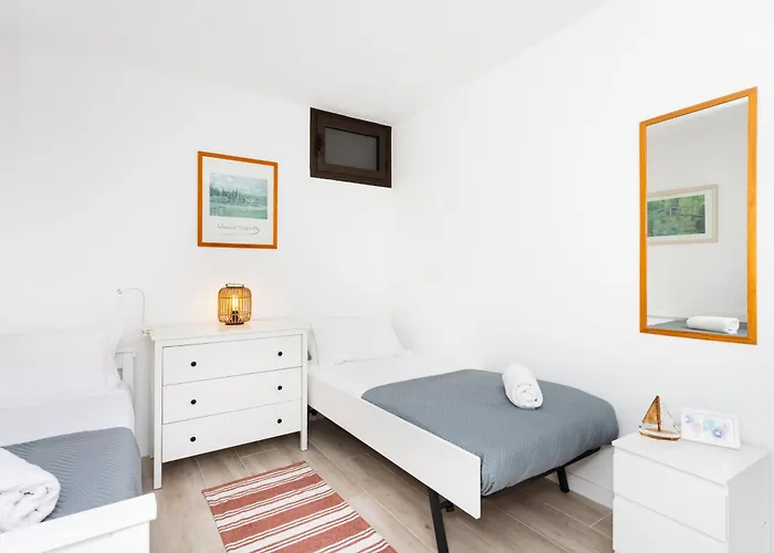 Апартаменты Amazing 2 Bedrooms By The Sea,