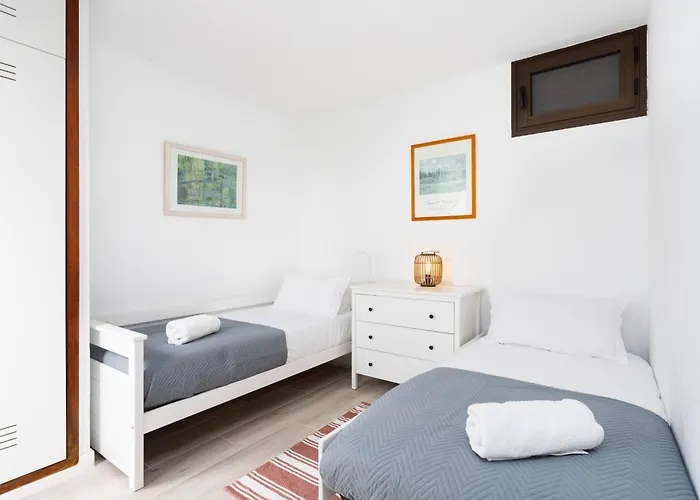 Апартаменты Amazing 2 Bedrooms By The Sea,